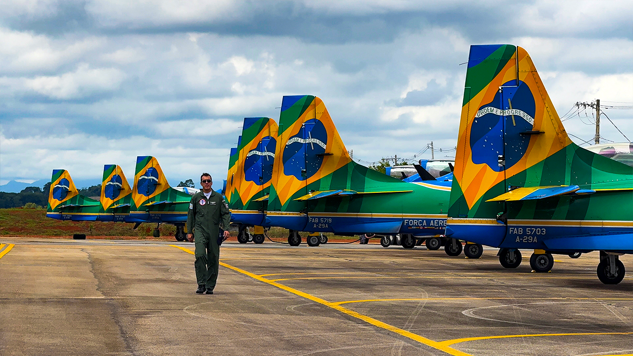 Os pilotos da Esquadrilha da Fumaça usam a NexAtlas para o planejamento de voo.