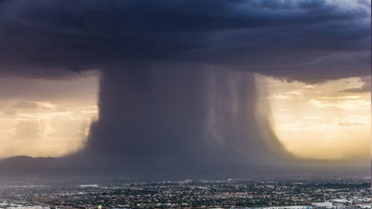 Microburst (ventos não ciclônicos ou micro-explosão), na tempestade em Phoenix(EUA).